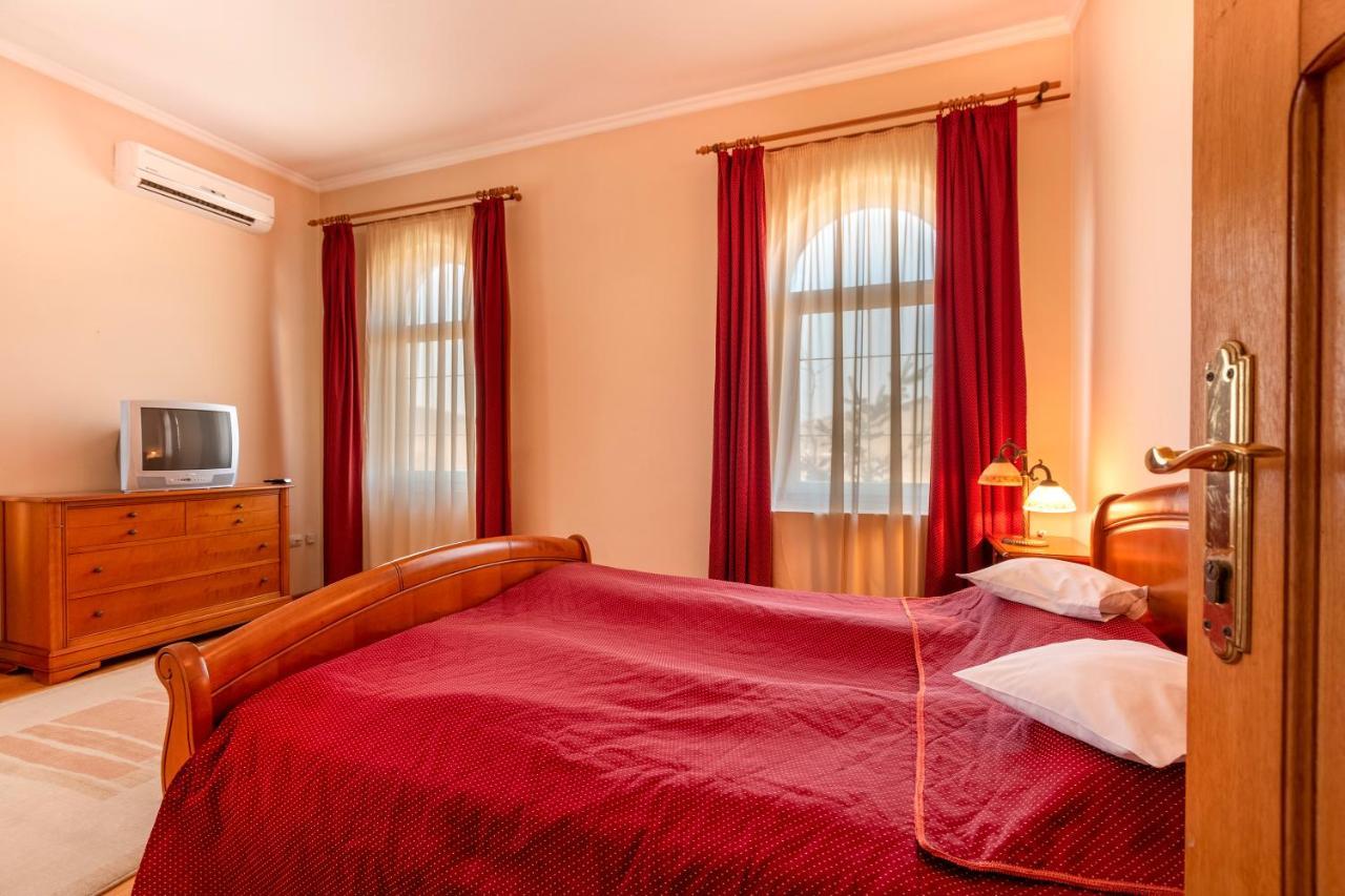 Hotel Denis Daneş Exteriör bild